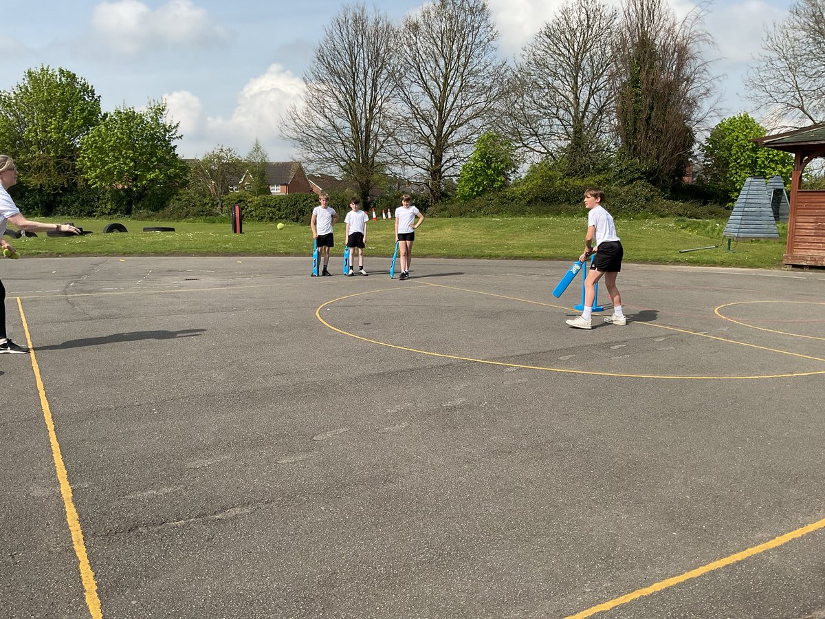 🏏 A fun afternoon of cricket in Year 6! ☀️ 
Great skill and sportsmanship on show 🙌 #summerterm @BoothferryPS @MrPossibleY6 @MrCapewell77 @BPSRichardson