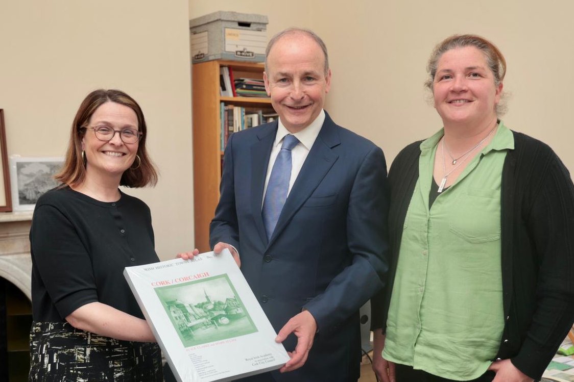 We were delighted to give an Tánaiste @MichealMartinTD a preview of and present him with a copy of the Cork atlas in the IHTA office @RIAdawson today. IHTA Cork/Corcaigh will be available to buy from Friday 3 May 2024 here: ria.ie/cork-corcaigh-… #IHTACork