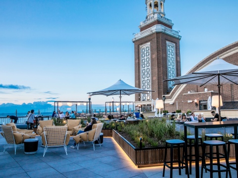 Looking for weekend brunch, a delicious dinner, drinks on a rooftop, or a fun game of bags? Head to Offshore Rooftop on #NavyPier -- all with incredible lake and skyline views. evisitorguide.com/chicago/brochu…

#Chicago @NavyPier #travel #sightseeing #dining #brunch #cocktails #fun