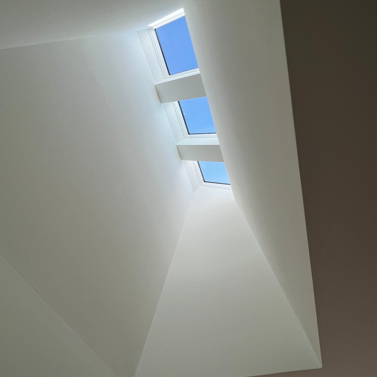 fluxdevca's tweet image. Bright days at our New Toronto project, a new two-storey family home designed by Asquith Architecture. 

#workinprogress #residentialproject #torontobuilders #torontocontractor #torontoarchitecture #homedesign #skylight #moderndesign