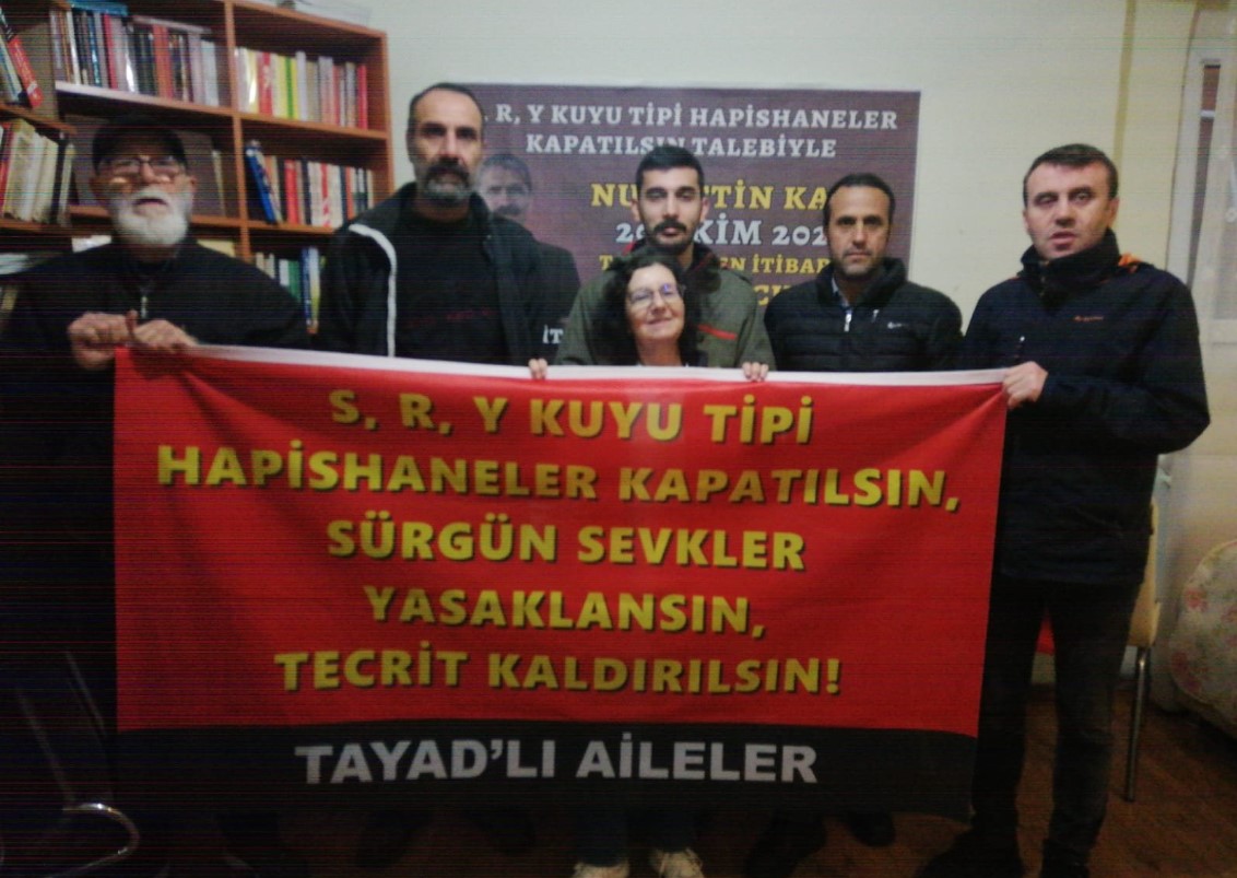 TAYAD'lı Aileler 1 Mayıs alanı olan Taksim Meydanı'na çıkarak S, R, Y Kuyu Tipi hapishanelerde teslim alınmaya çalışılan ve direnen Özgür Tutsakların sesi olmak isterken işkencelerle gözaltına alındı. İlk olarak TAYAD’lı Ailelerden Feridun Osmanağaoğlu ve Ferdi Sarıkaya Taksim+++
