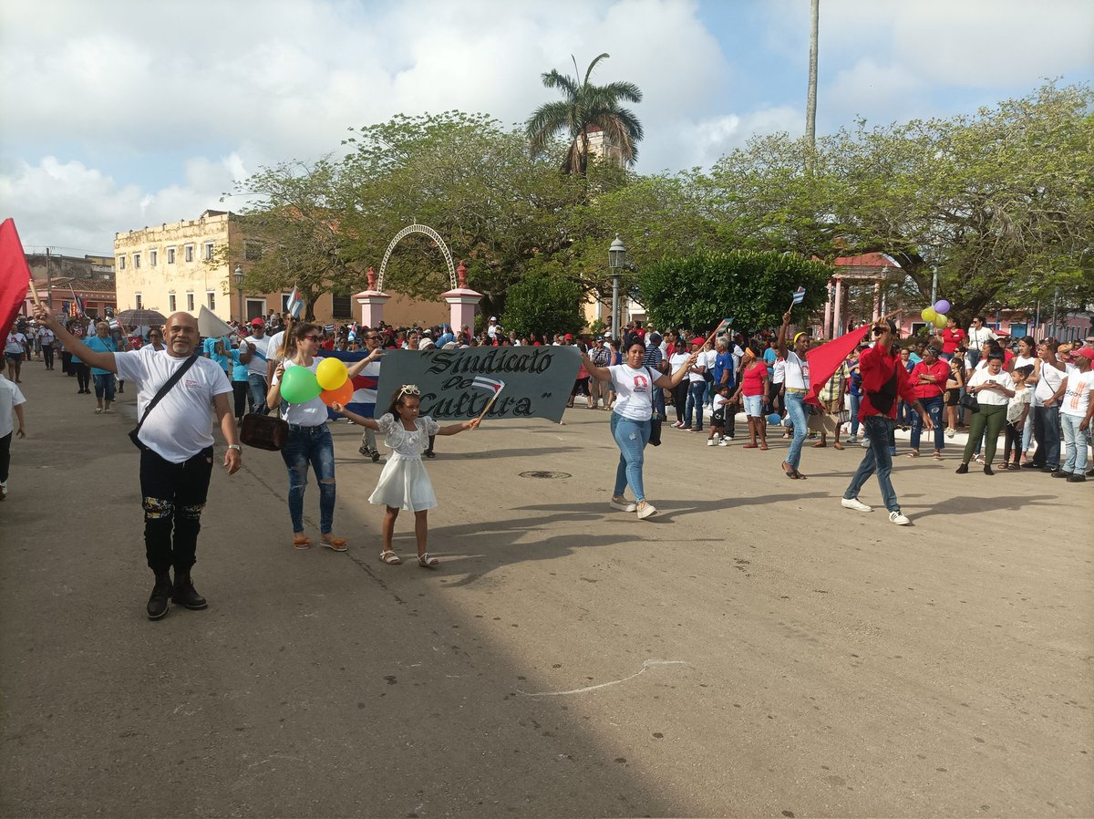 CulturaRem's tweet photo. #1DeMayo 🇨🇺| El trabajador de la Cultura remediana desfiló esta mañana para mostrar las conquistas alcanzadas y los nuevos retos y metas a conquistar. 

«Por #Cuba, juntos creamos»

#NuestroRemedios
#CubaEsCultura 
#octavavillacultural https://t.co/NAmjlRBAgD
