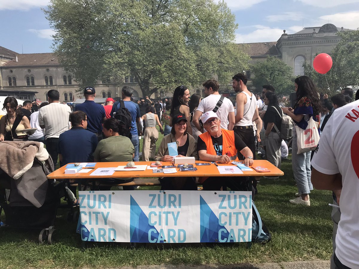 Am 1. Mai Fest arbeiten zahlreiche Freiwillige für eine solidarische Welt. Auch darüber könnte ausführlich berichtet werden. @ZueriCityCard