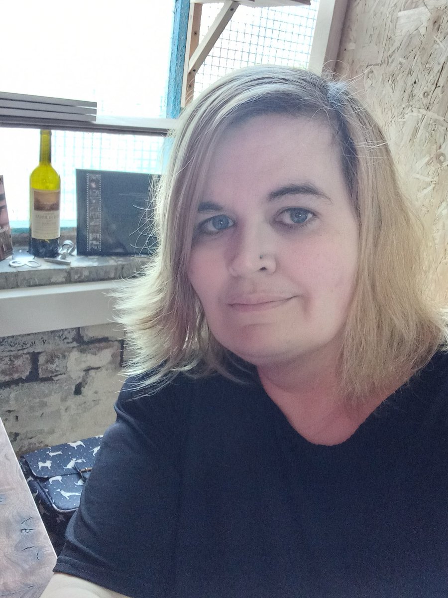MellieOhhh's tweet photo. First day at writers residency. A gorgeous desk, creative setting, and a kettle close by! #canalststudio #staffordshireday @DmCeramics https://t.co/H0fdN2ylC4