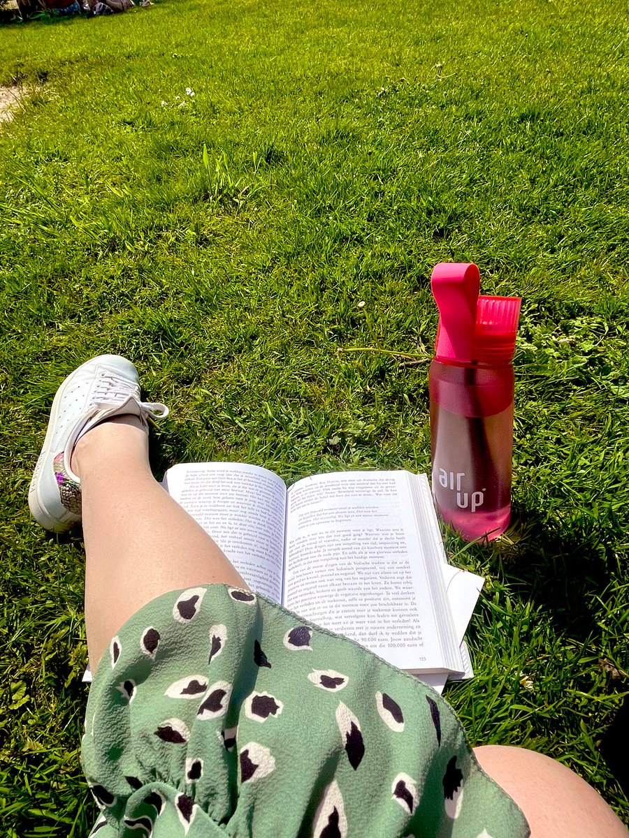 Jochie spelen in de speeltuin.
Ik even lezen en genieten van het zonnetje ☀️