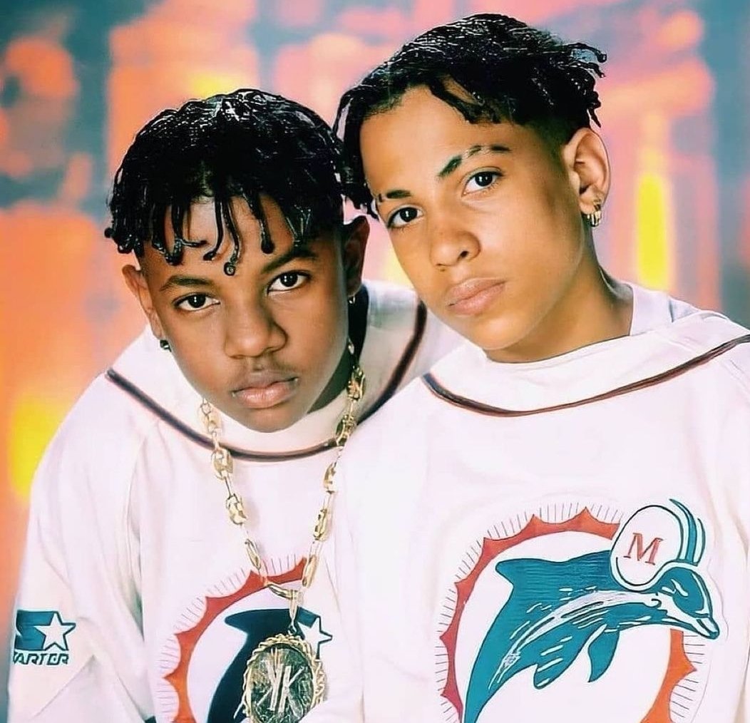 #RIPChrisKelly Today in #HipHopHistory: We lost rap icon #ChrisKelly (left). He is best known as 1/2 of the rap duo #KrisKross. The single 'Jump' stayed at #1 on the Billboard #Hot100 chart for 8 weeks in 1992. #classichiphop #hiphop #miamidolphins #dadecounty #finsup #atlhiphop