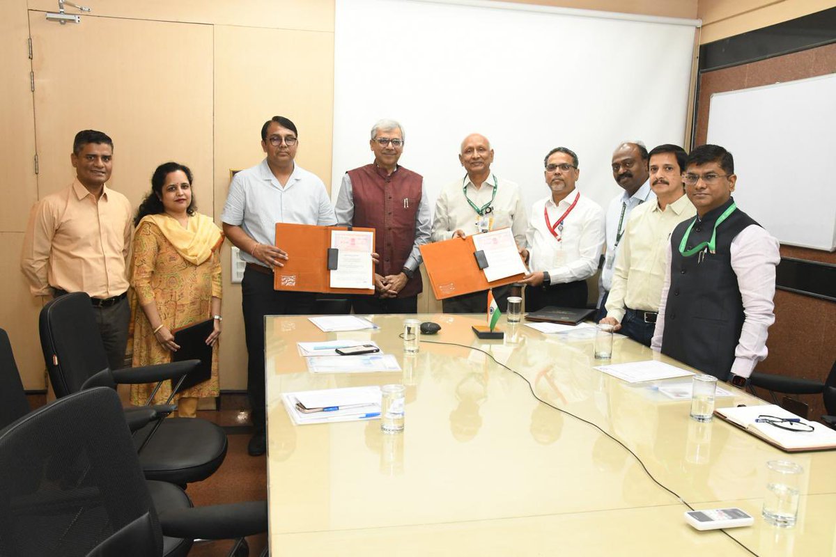 DRDE, Gwalior and NIV, Pune inks MoA in presence of Dr. Rajeev Bahl, Secretary, DHR & DG-ICMR and Dr. U.K. Singh, DG-Life Sciences, DRDO for collaborative R&D on advanced diagnostics and medical countermeasures on high risk viruses of defence and public health importance.