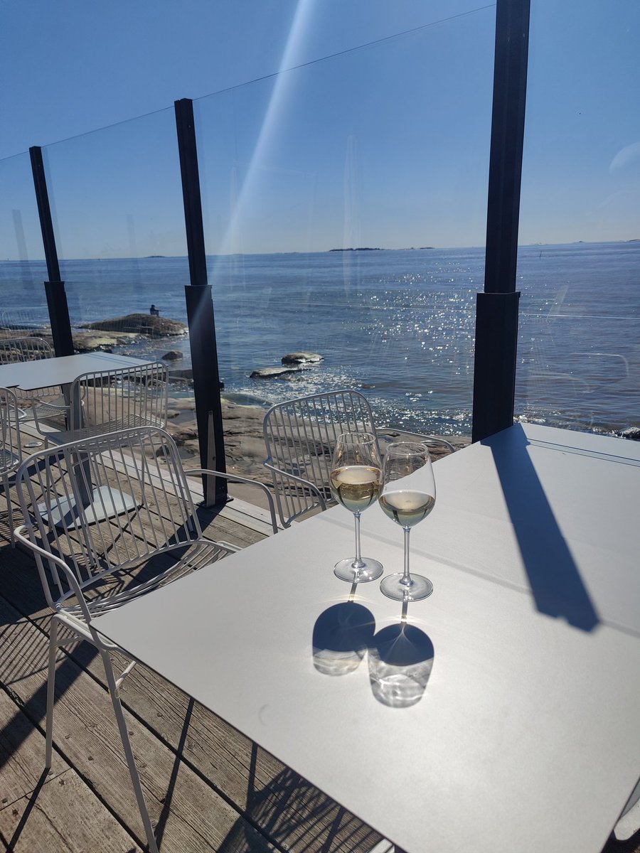 Terveiset <a href="/HSS/">shu</a> kaikille kavereille ja erityisen hyvää ja turvallista Vappua! Hiukan samppakaljaa ja taas näyttää maailma paremmalta.