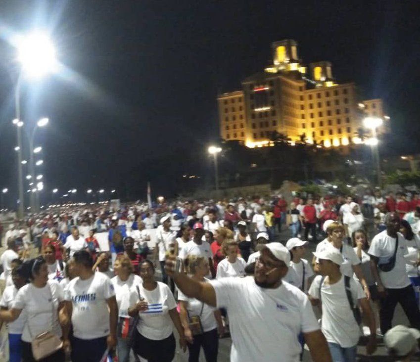 Así amanece hoy Cuba, hecha «mar» de gente en avenidas, poblados y plazas celebrando la fiesta del 1ro Mayo #FidelEsCuba #PatriaOMuerteVenceremos