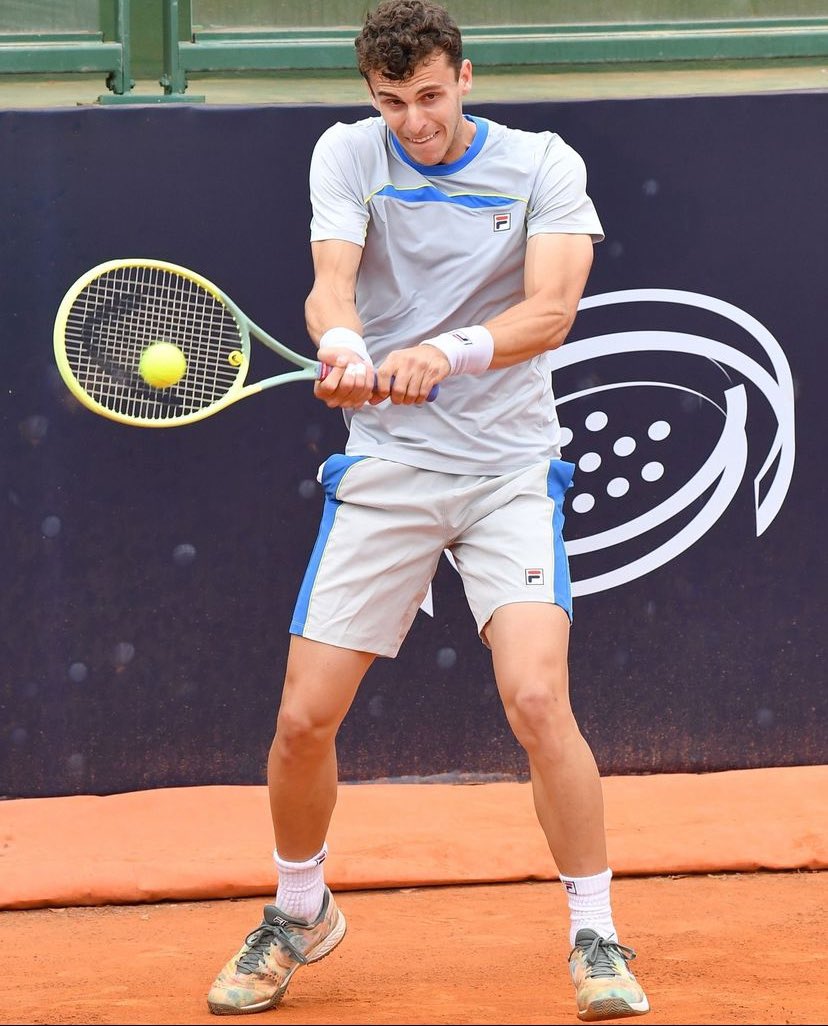 Siguen las buenas sensaciones para @juanmacerundolo en el Challenger 175 de Cagliari. Venció a Gabriel Diallo por 6-0, 7-6 (4) y se metió en la segunda ronda, luego de pasar la qualy. Lindo desafío ante un viejo conocido como Lorenzo Musetti (#29) en octavos de final.