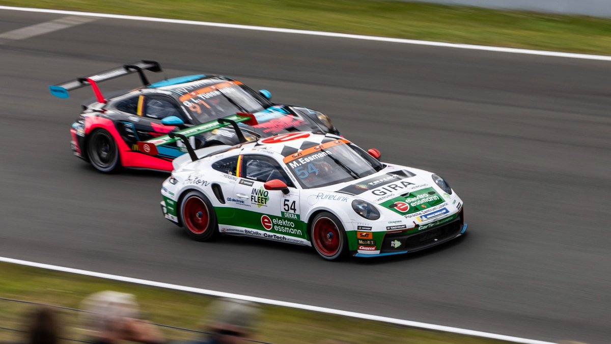 🏎️ News in a flash 1/2 🗞️ The @CarreraCupDE at Oschersleben saw Robert de Haan becoming the youngest winner in the one-make series' long history and defending champion Larry ten Voorde taking his first win of the season. Sören Spreng and Michael Essmann were victorious in Pro-Am.