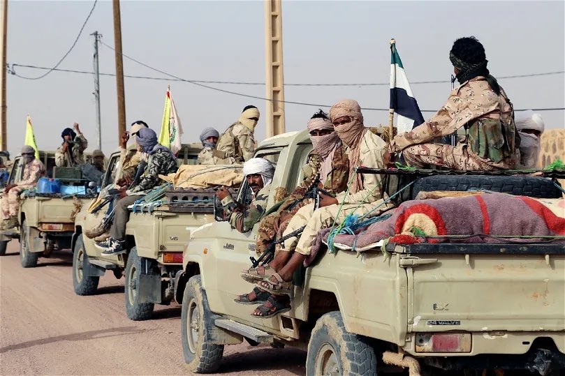Dans un événement historique à Aguelhoc, dans la région de Kidal au Mali, des groupes armés ont déposé leurs armes et équipements aux forces armées maliennes (FAMa) le 28 avril 2024. Cette action marque un tournant positif dans la lutte contre les groupes armés non étatiques