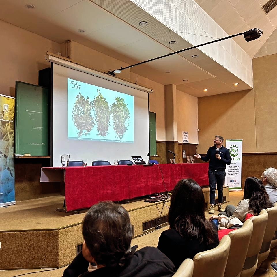 FundacionMani's tweet photo. 🎉 ¡Hoy celebramos un día especial! Es el aniversario fundacional de la UNRC. En esta fecha tan significativa, queremos compartir nuestra reciente participación en la Jornada de Vinculación titulada "Estrategias biotecnológicas aplicadas al manejo integral del cultivo de maní". https://t.co/pCYEMN4vac