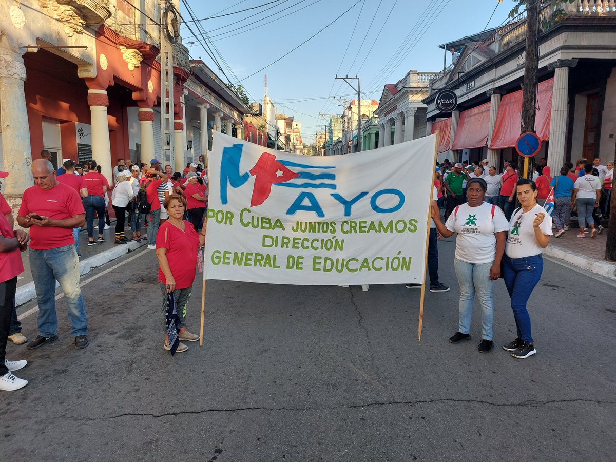 Los educadores #Pinareños listos para desfilar 
#PorCubaJuntosCreamos 
#CubaMined
#PinardelRío
