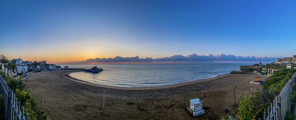 Sunrise in #Broadstairs #beach #kent @comm @VisitThanet @VisitKent @kentlife