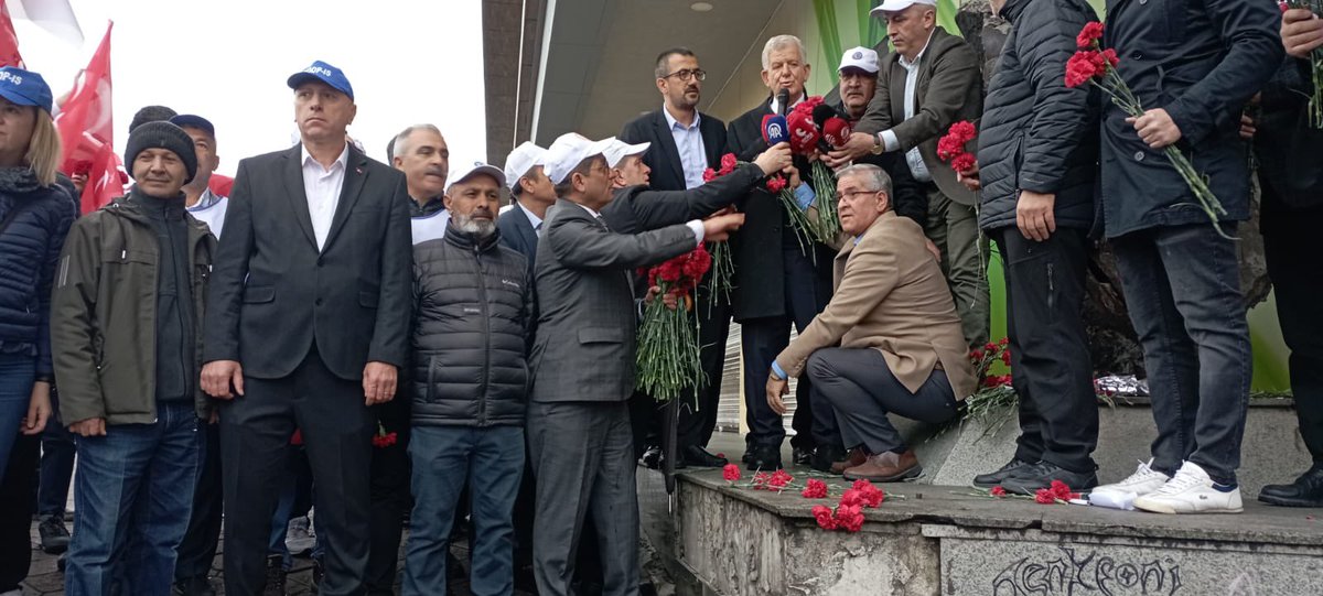 Türk-İş adına Toleyis sendikası genel başkanı Cemail Bakındı, 1 Mayıs 1977’de gerçekleşen olaylarda hayatını kaybedenler anısına Taksim anıtına çelenk bıraktı ve bir basın açıklaması gerçekleştirdi.