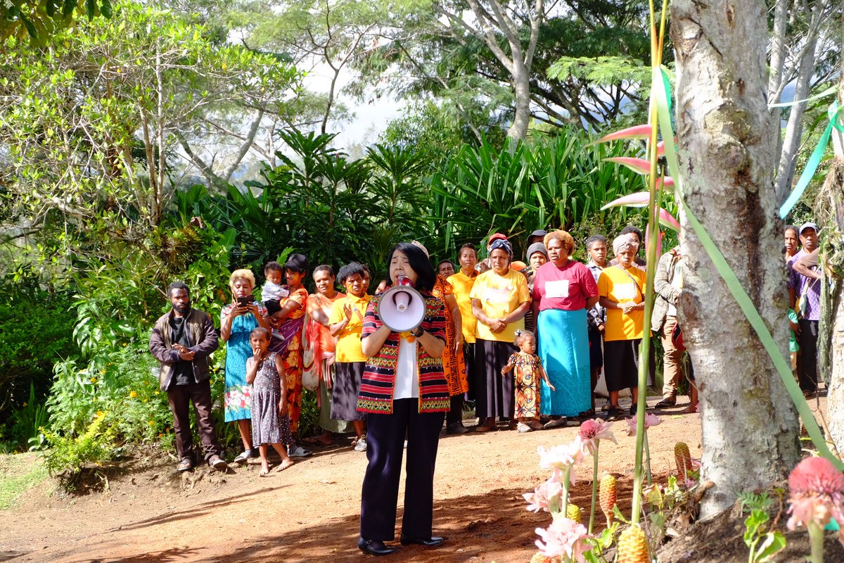 Being global is intertwined with being local! @gnwp_gnwp is currently in Mt. Hagen, Papua New Guinea, collaborating with Local Peace Committees to actualize the UN #WomenPeaceSecurity resolutions. Grateful to #VoiceForChange for the partnership and @StateGWI for the support!