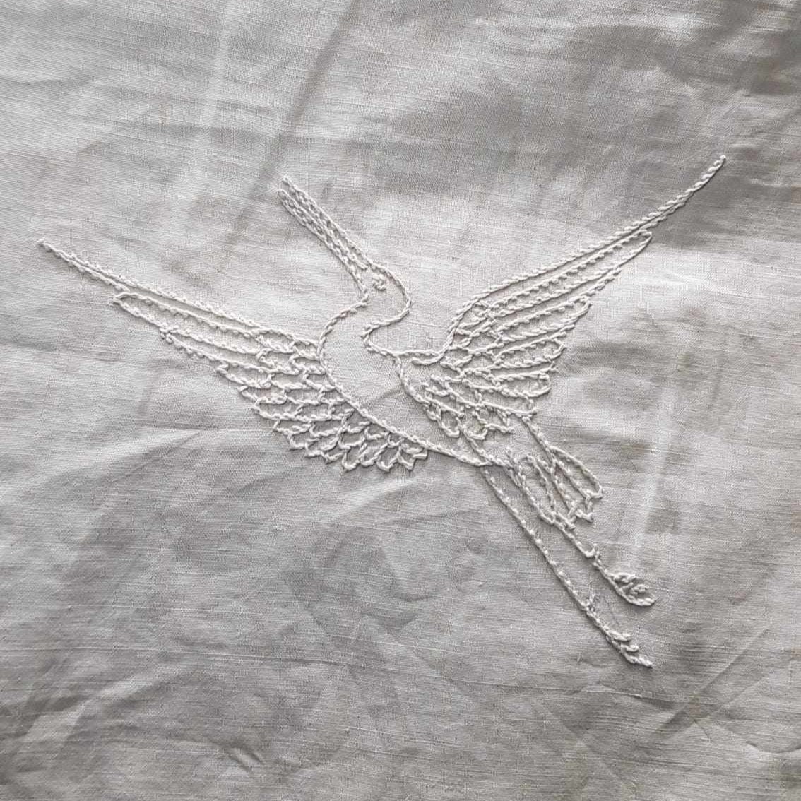 The cream linen counterpane, which is on loan from the @NationalTrust, is embroidered with thistles and dragons, and features a scalloped border of cream cotton crochet.  

2/2

#historichomes #historichouse #historicobject #conservation #historicfabric #georgianhistory