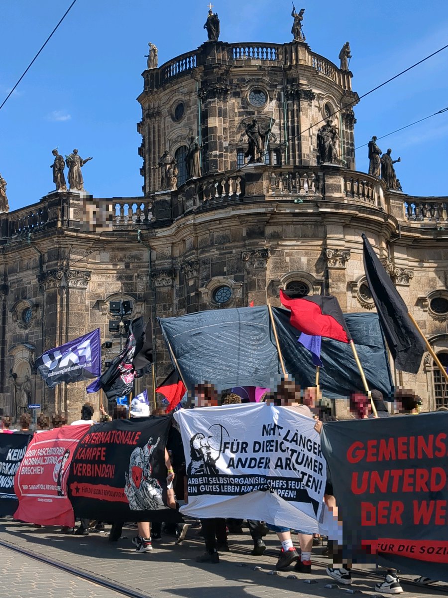 Rund 250 Menschen beim anarchistischen 1. Mai auf dem Theaterplatz in #Dresden mit Kritik an der DGB-Politik #dd0105 #anarchismus