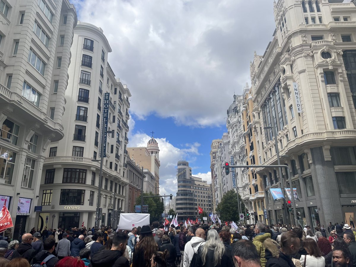 Un éxito de asistencia este Primero de Mayo. Había muchas razones para salir a la calle, además de la tradición: los derechos laborales, la solidaridad con Gaza y la defensa de la democracia frente al clima pregolpista que crea la derecha #1DeMayo #DiaDelTrabajador #FreePalestina