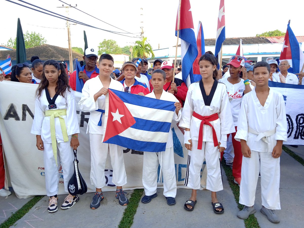 #Cuba #1Mayo #PorCamagüeyTodo. Equipo de Taekwondo de #Guáimaro listo para la defensa de nuestra soberanía. @DiazCanelB @DrRobertoMOjeda @EduardoLpezLey3 @FHHernndez1 @cadenagramonte @aliciarca @DarinkaPupo @Pedro_ACM @HXCuba @YaimyrB @AlexanderM16735 @OsoriaOsorio