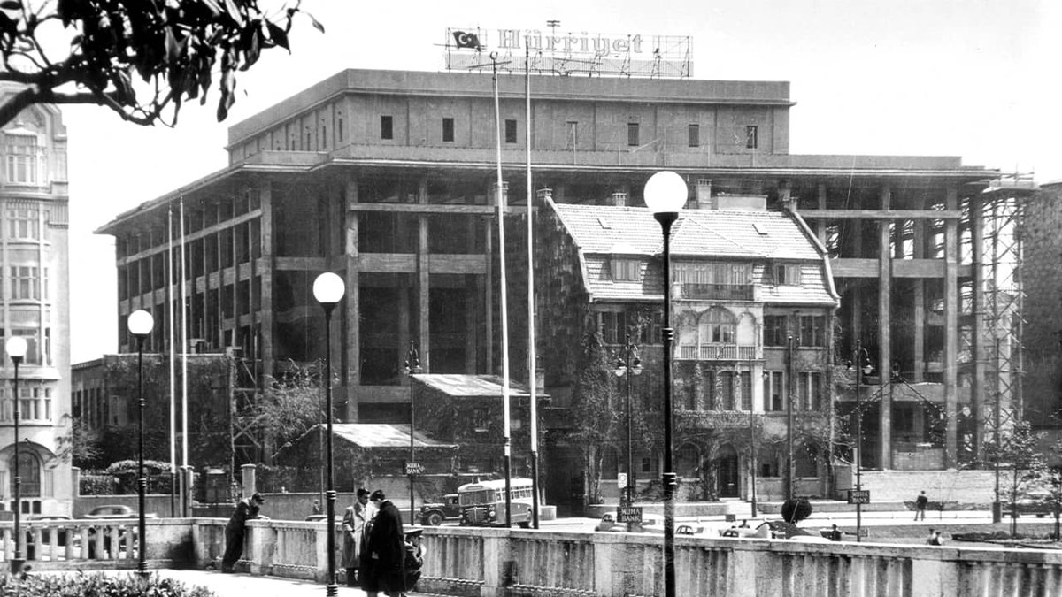 1953 / AKM yapım aşamasında.
Önünde henüz yıkılmamış olan Edouard Huguenin evi.
(Haydarpaşa Garı’nın ilk umum müdürü)
#istanbul