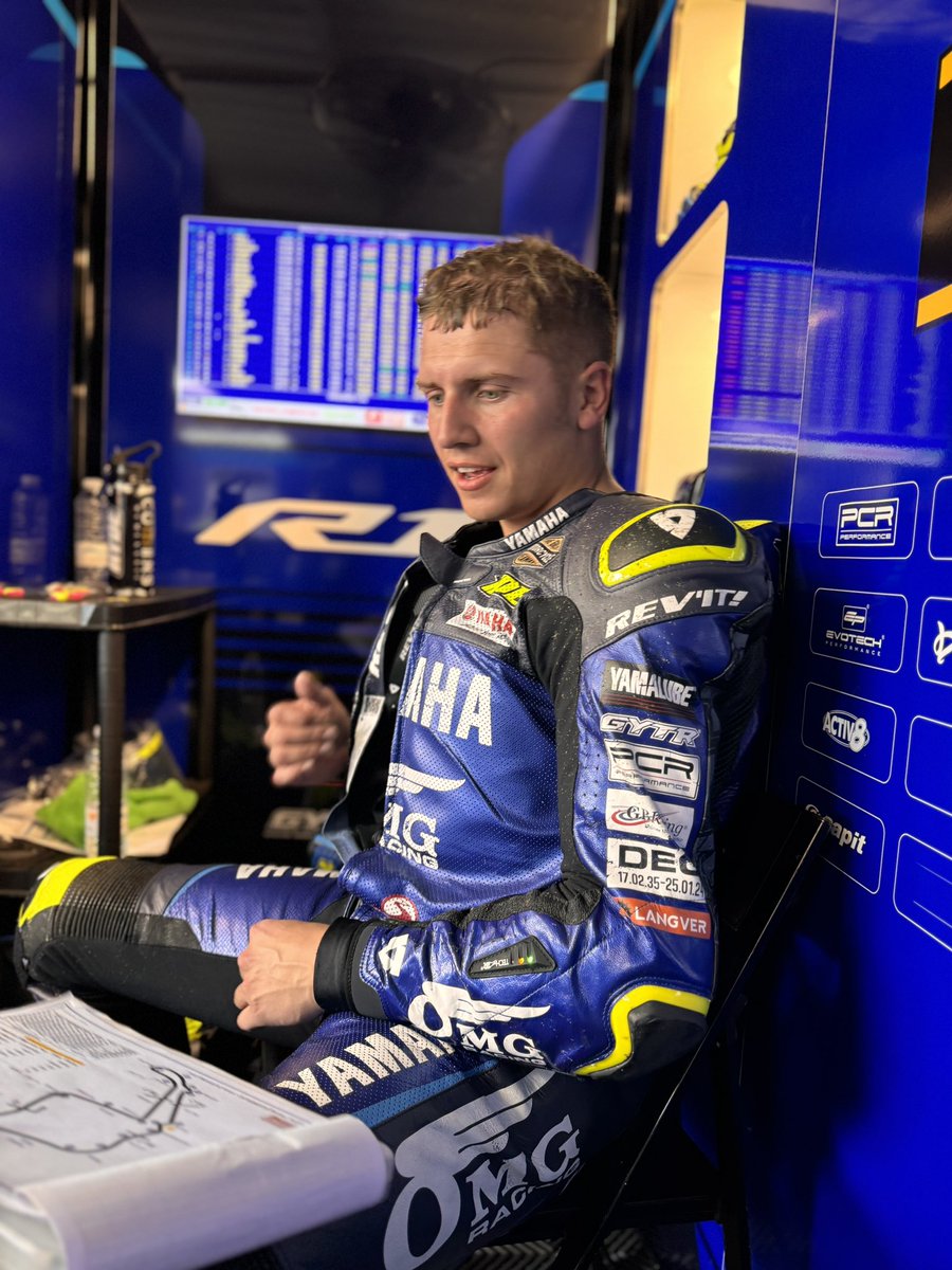 Putting the pieces together in the morning @OfficialBSB Test Session 🧩 @kyleryde P1️⃣ @RyanVickers_7 P2️⃣ Let’s see what this afternoon brings 👊🏻 #OMGRacingUK #allGRILLAnoFILLA #YamahaRacing #RevsYourHeart #WeR1 #OultonTest