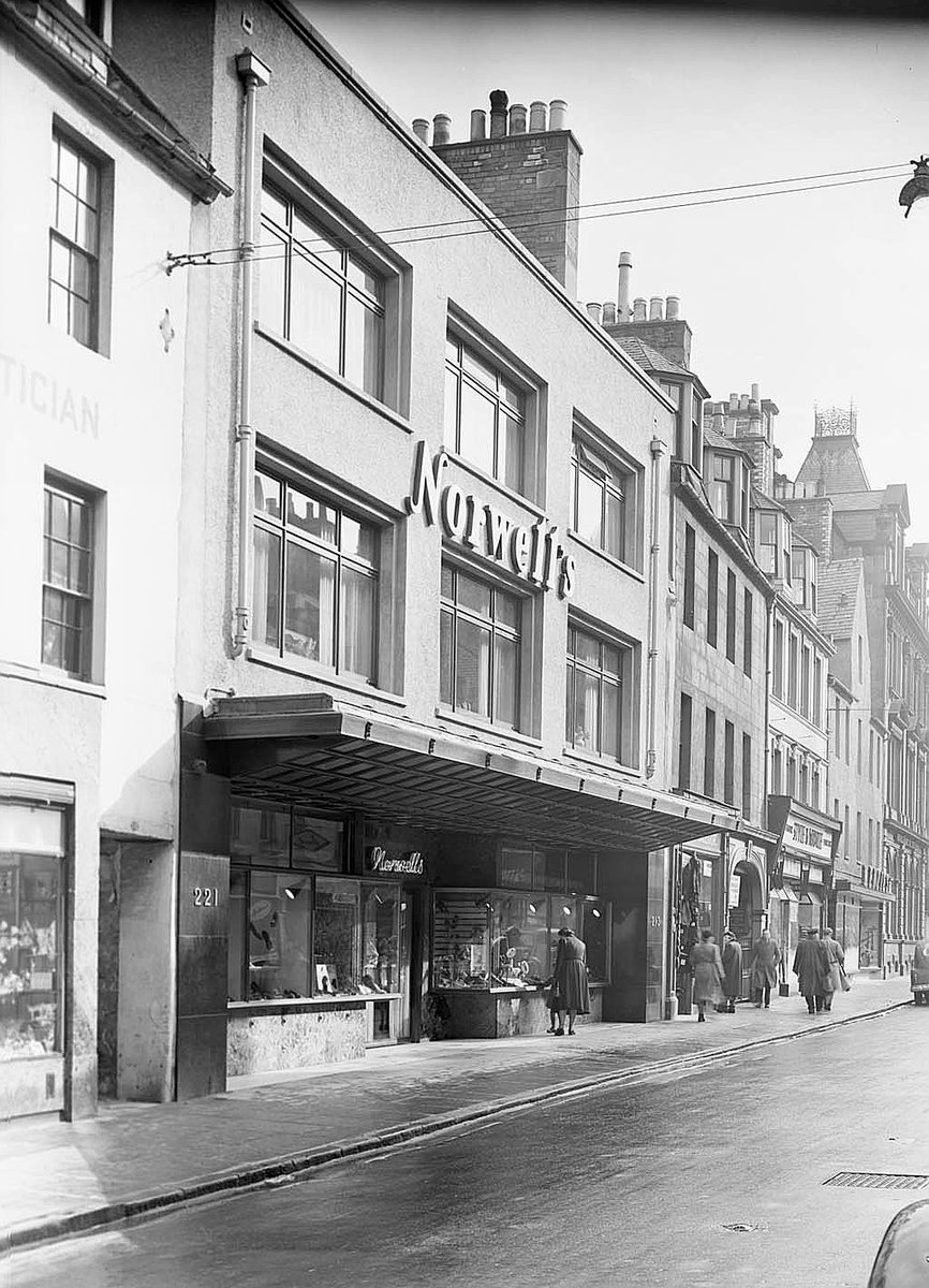 Looking east down Perth's High Street in 1956, Norwell's store stands in the centre of the image. Who remembers it?

📷 #PerthArtGallery. Ref: McLaren16124 

#ExploreYourArchive