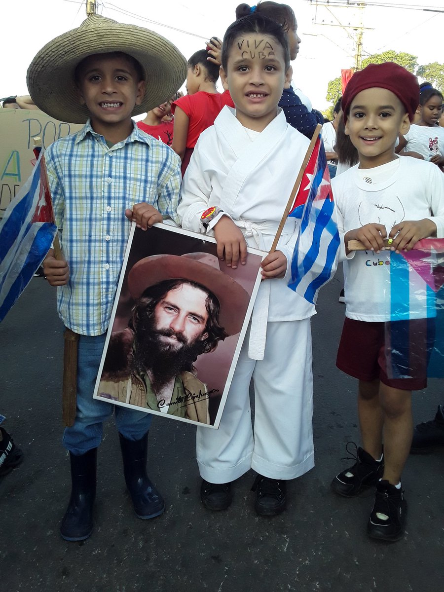 Los niños cubanos felices celebrando el prinero de mayo #PrimerDeMayo