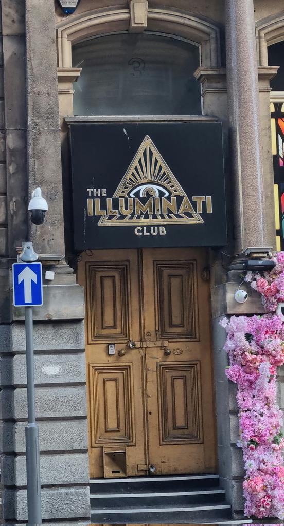 Londra'dan son kez bağlanıyorum🤥: Büyük resmi gördüm😎, masonları çözdüm😏, şu an illuminati merkezine giriyorum😬. Dönmezsem hakkınızı helal edin😱 #007vsMalkoçoğlu