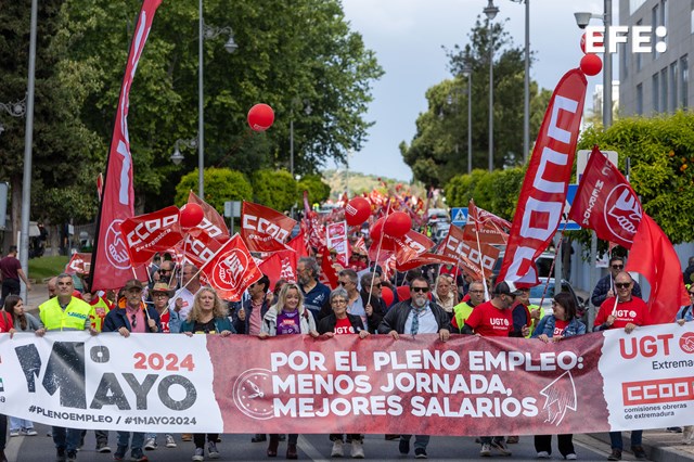 Más y mejor empleo, mejores salarios, menor jornada laboral y más 'decencia democrática' son las principales reivindicaciones que @UGTExtremadura y @ccoo_ext han realizado este miércoles en la manifestación central del Primero de Mayo en Extremadura #EfeExtremadura
