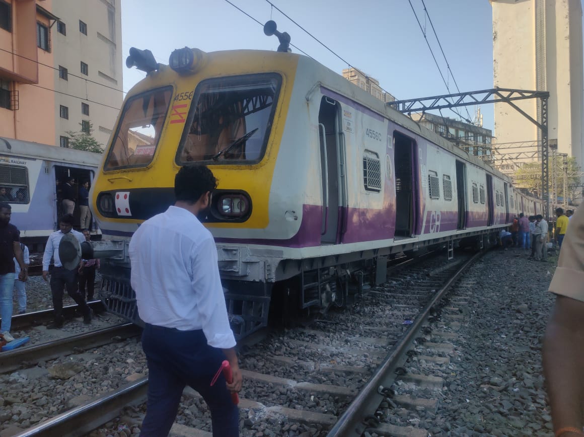 Learning to fall? Another derailment of local train at Mumbai CSMT Central Railway headquarter station during trials of attending defective spot. No injuries. Local trains between CSMT & Vadala Road are affected. @mid_day @RailMinIndia