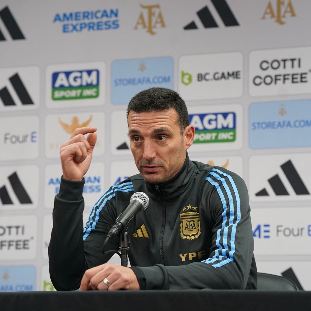 El domingo Lionel Scaloni debe presentar la prelista para la #CopaAmerica2024. Debe contener un mínimo de 35 y no más de 55 jugadores (obligatorio cuatro arqueros).
El 12 de junio es la fecha límite para presentar la lista definitiva de 23 jugadores.

#SeleccionArgentina