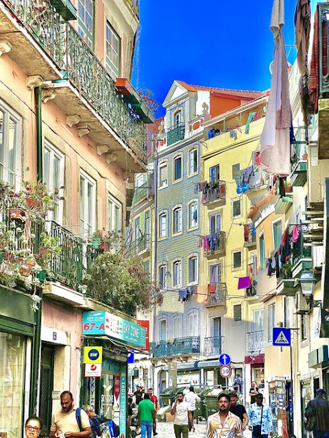Narrow, cobblestoned streets & sidewalks, mid-rise buildings with ground floor retail, tiled facades, Juliet balconies + and laundry hanging everywhere.
Rua Benformoso in Mouraria has all hallmarks of historic urban Lisbon.
…antravelandaccessibility.blogspot.com/2024/04/lisbon…
#streetphotography #Lisbon
