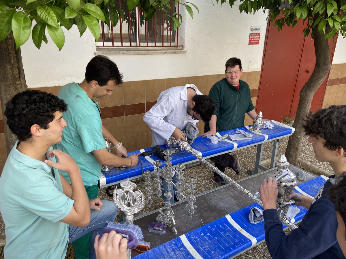 MAuxiliadoraC's tweet photo. En esta mañana, un amplio grupo de jóvenes de nuestra Archicofradía, disfrutan de una bonita jornada de convivencia en la que han limpiado los enseres de plata que se utilizarán en los próximos cultos del mes de Mayo.
Agradecemos de corazón su labor. https://t.co/qqsTJQUFwU
