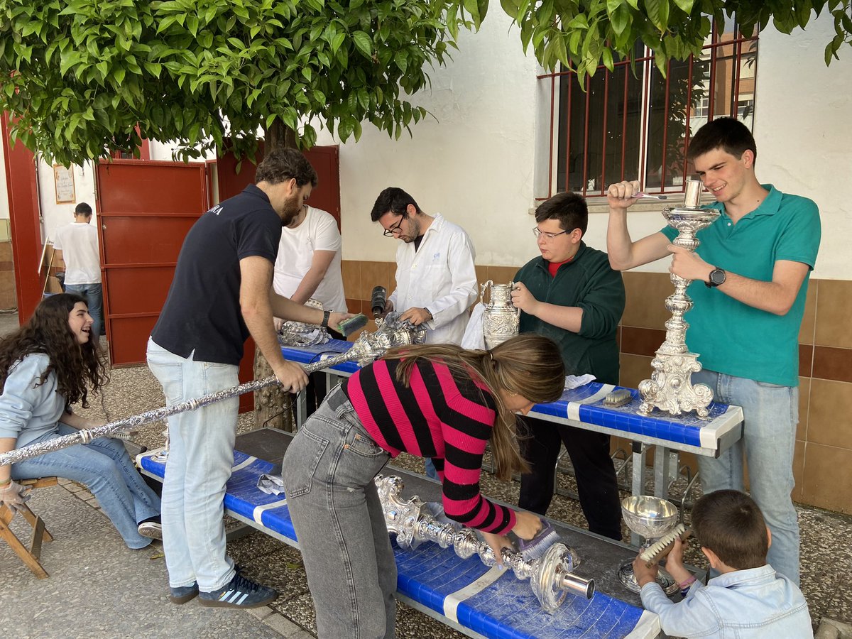 MAuxiliadoraC's tweet photo. En esta mañana, un amplio grupo de jóvenes de nuestra Archicofradía, disfrutan de una bonita jornada de convivencia en la que han limpiado los enseres de plata que se utilizarán en los próximos cultos del mes de Mayo.
Agradecemos de corazón su labor. https://t.co/qqsTJQUFwU
