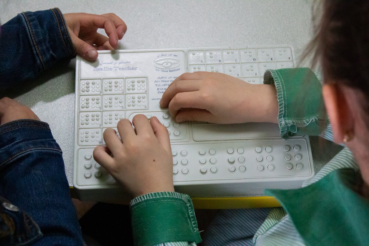 🇱🇧#Liban - A #Beyrouth, les enseignants et les élèves de l'école des Sourds et Aveugles expliquent aux volontaires le fonctionnement des machines à écrire en braille. ❤️Avec 33€, vous permettez à un volontaire de soutenir les enseignants de l'école pour une journée. Faites un…