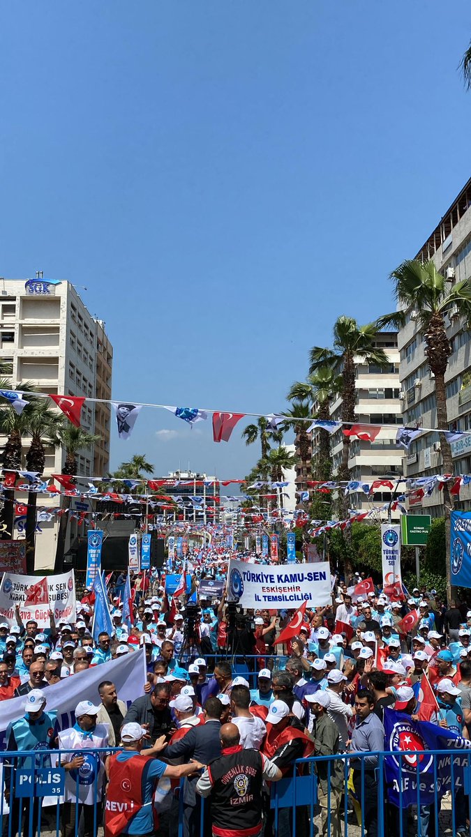 Bugün Hasan Tahsin’in yaktığı hürriyet ateşini yüreğinde hissedenler buradadır.   Bugün hürriyet ve istiklal sevdasını Bandırma Vapuru’na yükleyip yollara düşenlerin imanı buradadır.   “Düşman cesedimi çiğnemeden Antep’e giremez!” diyen Şahin Bey’in mangal gibi yüreği…