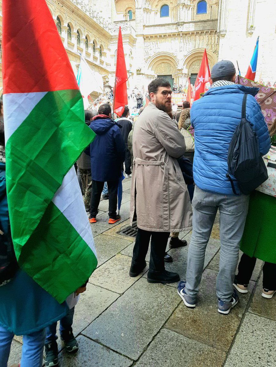 Hoxe no 1 de maio, camiñando e mobilizándonos en Compostela con compañeiras e compañeiros polo Día Internacional dos Traballadores.