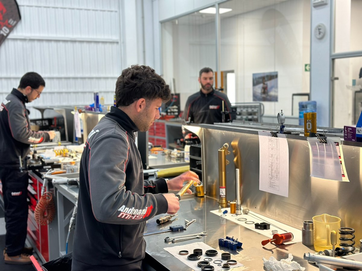 andreanimhs's tweet image. ¡Feliz día del trabajador desde AndreaniMHS! Esperamos que tus suspensiones trabajen tan duro como tú, pero sin quejarse tanto. 😉

#suspensiones #trabajo #escape #frenos #amortiguate #andreanimhs #seguridad #mantenimiento #moto #tenere700 #ajp #ohlins