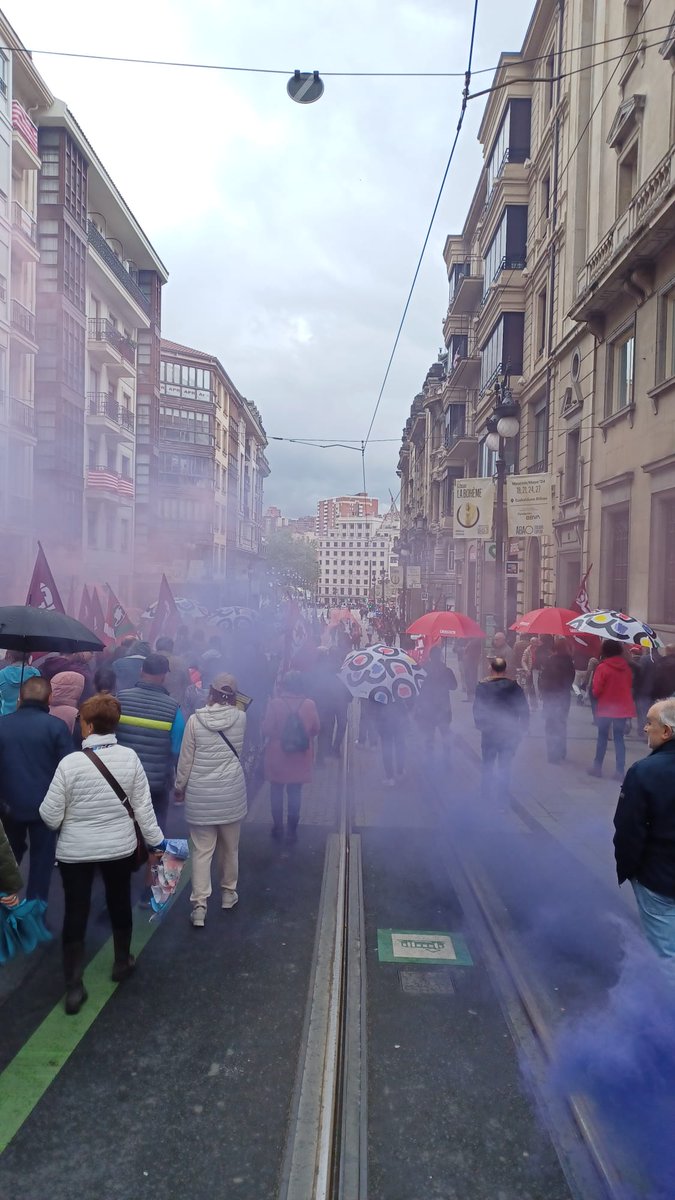 Feliz 1° de Mayo, compañer@s! Todos los días, y no sólo hoy, procede la reflexión y la unidad del colectivo de asalariados en pro de el avance en la consecución de mejoras laborales y sociales. 
Gora Maiatzaren Lehena!