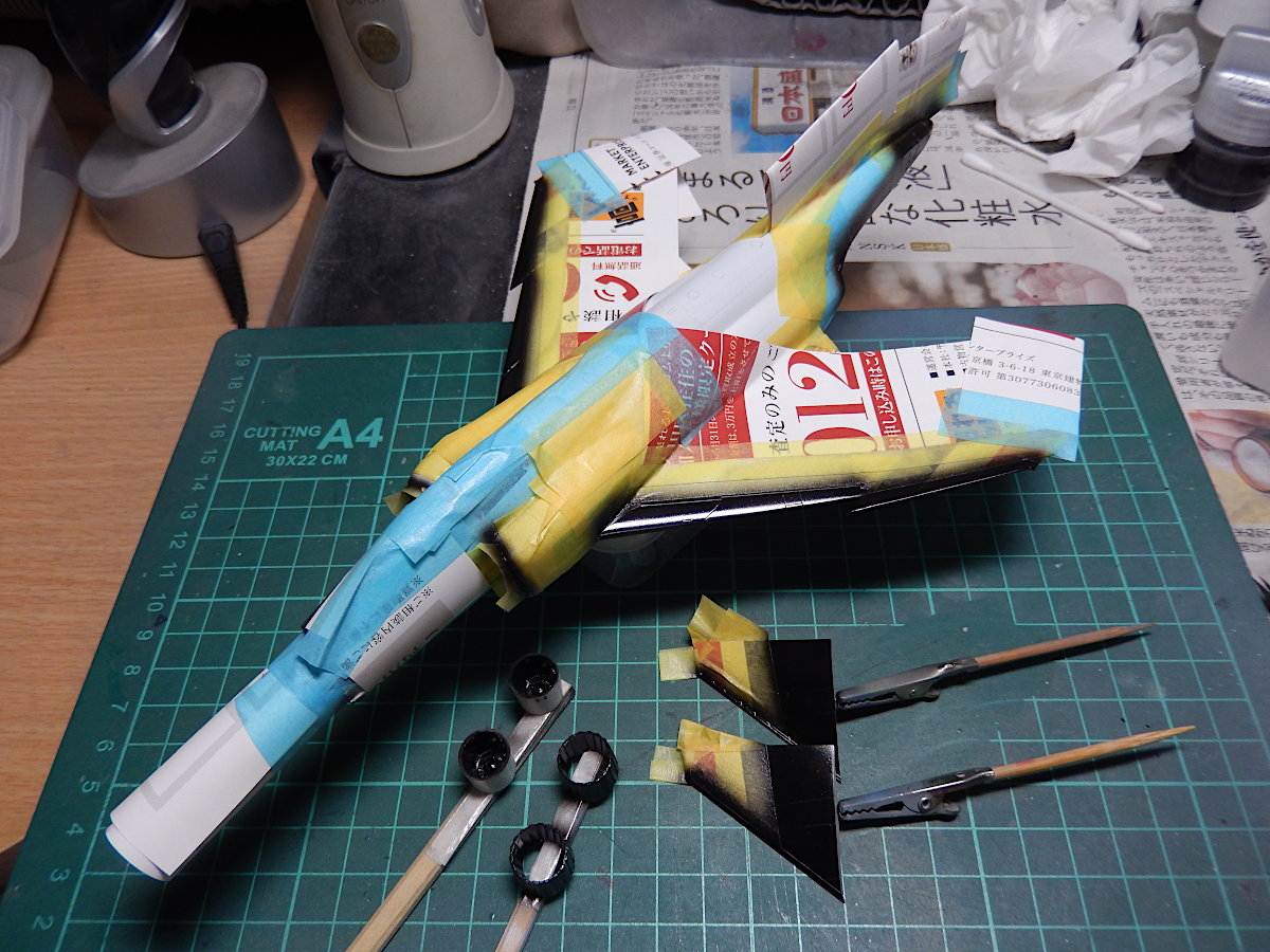 gorimodeler's tweet image. 半日がかりのマスキング作業を終え、下地の黒を吹いてからの金属塗装。
胴体後部はパネル毎に少しずつ変化を持たせました。
完成まであと一息、いや二息ぐらい？
#帰ってきたファントム祭り
#ハセガワ
#F4E
#サンダーバーズ