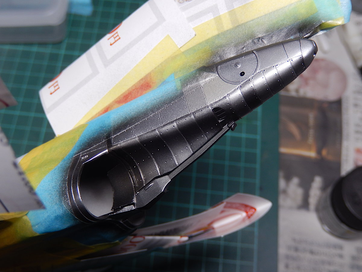 gorimodeler's tweet image. 半日がかりのマスキング作業を終え、下地の黒を吹いてからの金属塗装。
胴体後部はパネル毎に少しずつ変化を持たせました。
完成まであと一息、いや二息ぐらい？
#帰ってきたファントム祭り
#ハセガワ
#F4E
#サンダーバーズ