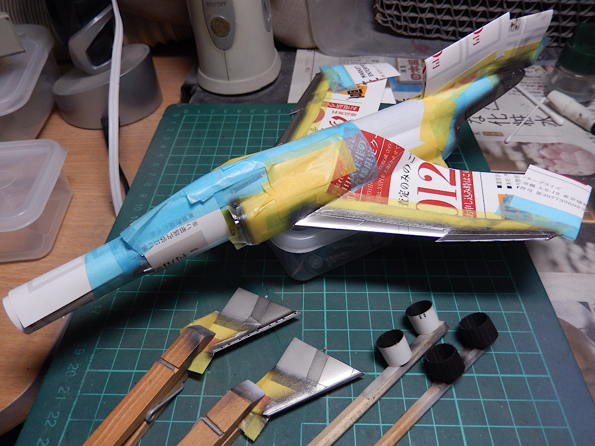 gorimodeler's tweet image. 半日がかりのマスキング作業を終え、下地の黒を吹いてからの金属塗装。
胴体後部はパネル毎に少しずつ変化を持たせました。
完成まであと一息、いや二息ぐらい？
#帰ってきたファントム祭り
#ハセガワ
#F4E
#サンダーバーズ