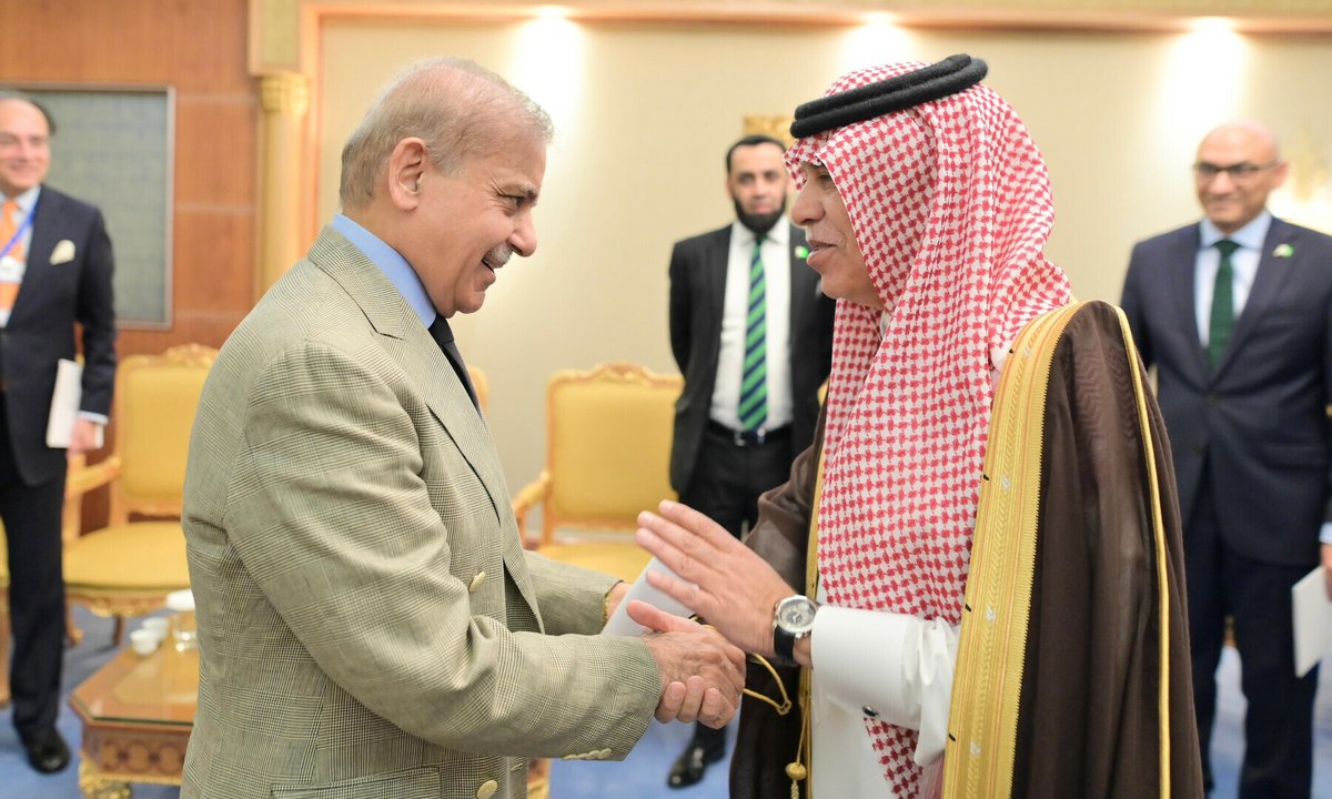 1/3 In a meeting with Prime Minister #ShehbazSharif, #Saudi Commerce Minister Majid Al Kasabi stated that #Pakistan is the kingdom’s “priority” for investment and trade as per the directives of Crown Prince #MohammedbinSalman.

The meeting between the two took place on the