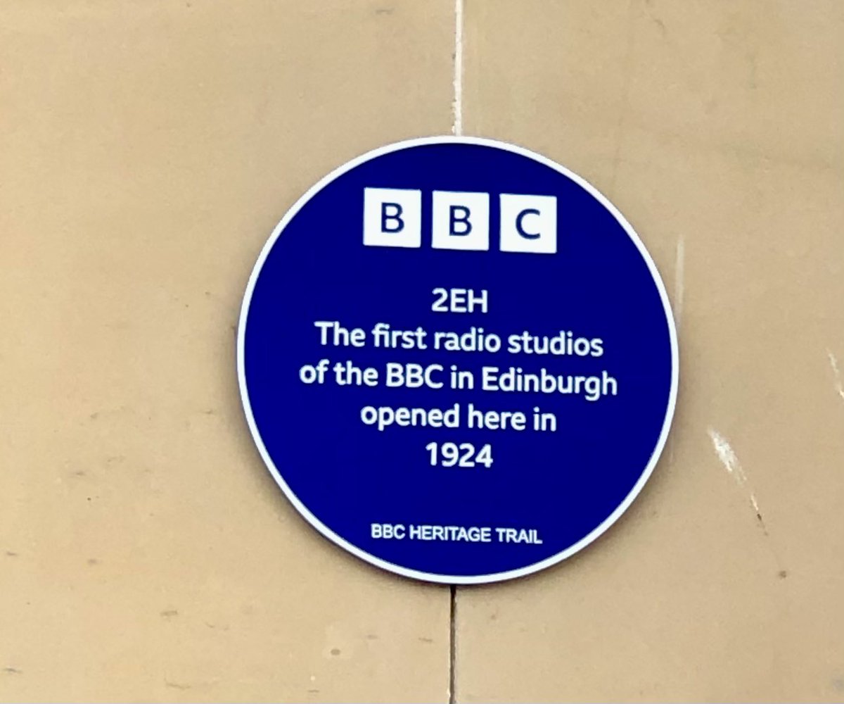 Lovely gathering unveiling a plaque celebrating 100th birthday of BBC in Edinburgh. Honours done by the marvellous Grant Stott, Sheena McDonald and Director BBC Scotland Steve Carson, (none phased by an innocent delivery man rolling bread crates through the ceremony.)🎉