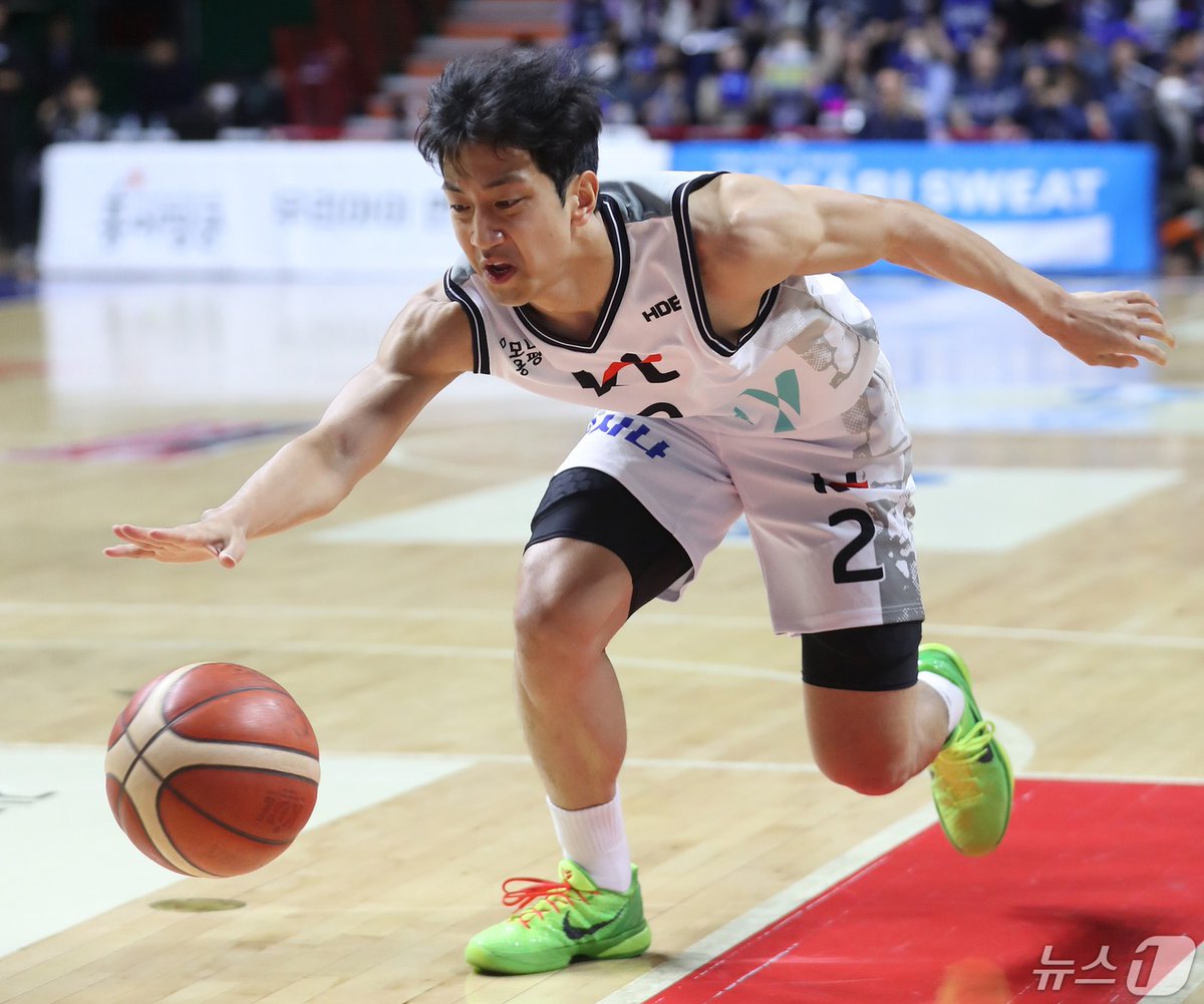 Remember, Heo Hoon is still not 100% but he scored 37 points, which is a finals record for him. 🇰🇷🏀2⃣