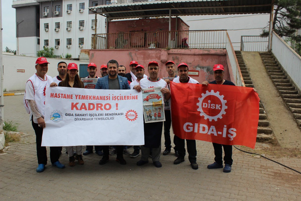 İstanbul İzmir Artvin Tunceli Diyarbakır başta olmak üzere örgütlü olduğumuz her yerde taleplermizle 1 Mayıs'ta alanlardaydık. Yaşasın 1 Mayıs