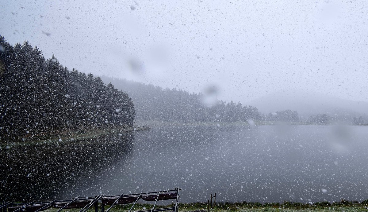 ❄️⛄️ La #neige s'invite à présent jusqu'à 1135m d'altitude au Lac de #Payolle! #Pyrénées Seulement 6.8° à #Tarbes 🥶 actu, alors qu'il fait 25° dans le nord de l'#Alsace! ☀️🔥Contraste dingue @Meteo_Pyrenees @KeraunosObs @ExtremeMeteo
📷skaping.com