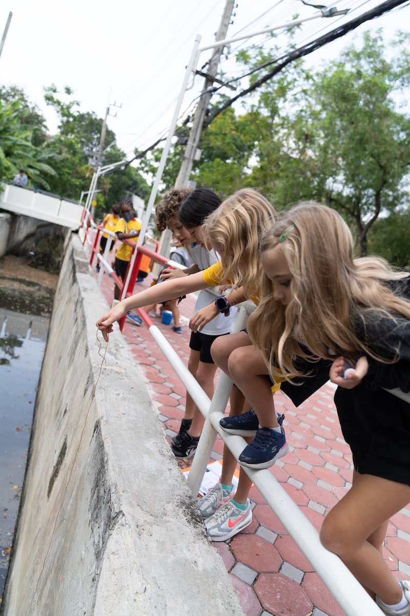 🌊🔬 Our young #ISB #GloballyMinded scientists collaborated with Mr. Ged, Ms. Metz, & Mr. Marshall for a hands-on water environment study. They found warm temperatures in campus water bodies challenge fish survival. More about our Elementary School here: ow.ly/gpv950RnFa4